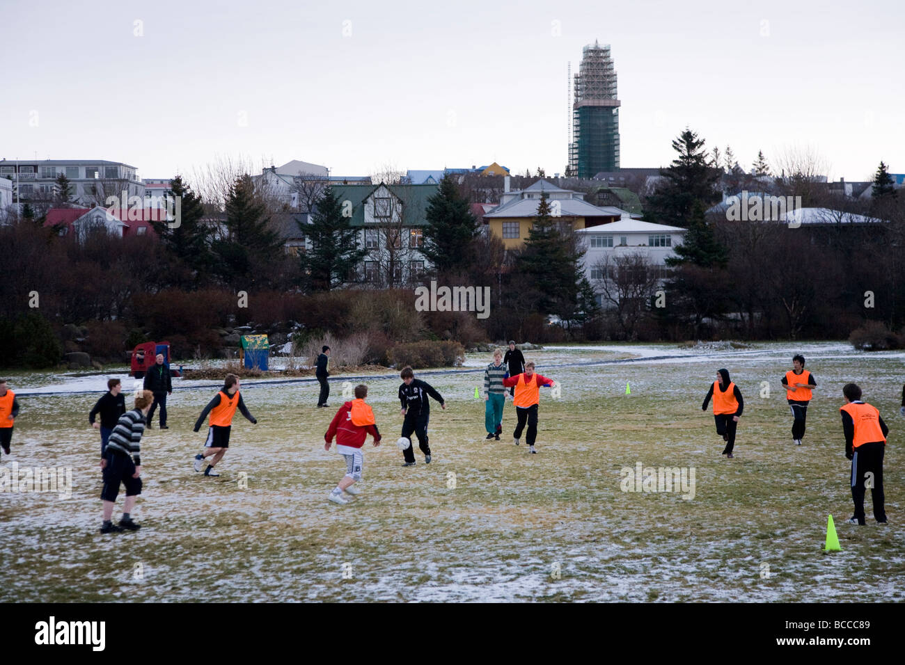 Scolari in college Menntaskolinn in Reykjavik e partite di calcio in un freddo inverno mattina. Foto Stock