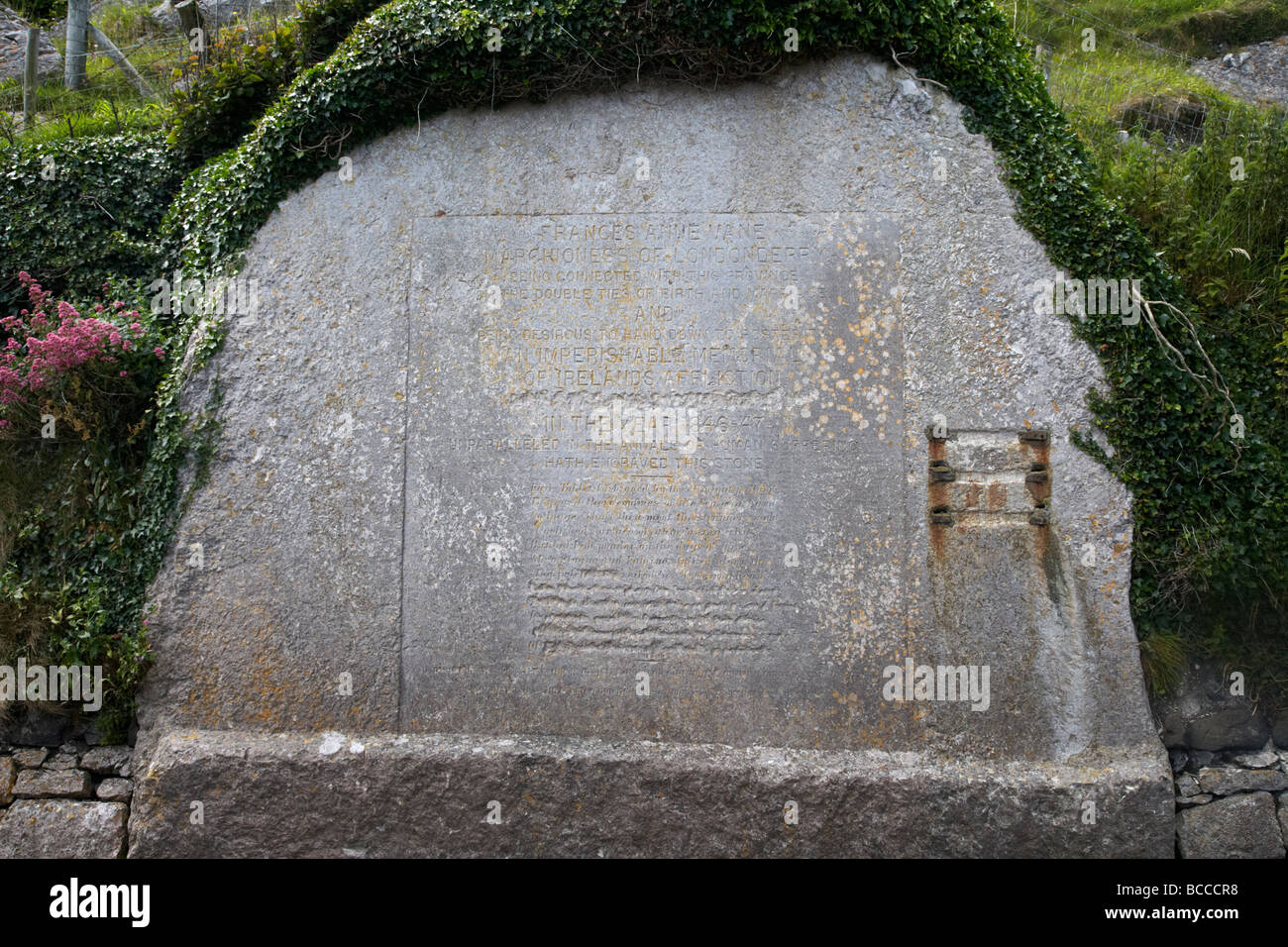 La carestia monumento di pietra scolpite nella roccia calcarea in Antrim percorso costiero vicino punto garron nella contea di Antrim Irlanda del Nord Foto Stock