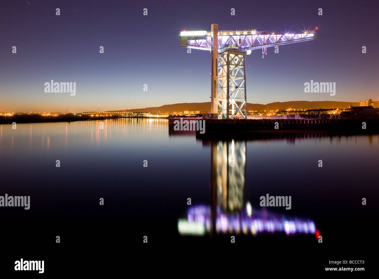 La Titan Crane di notte Foto Stock