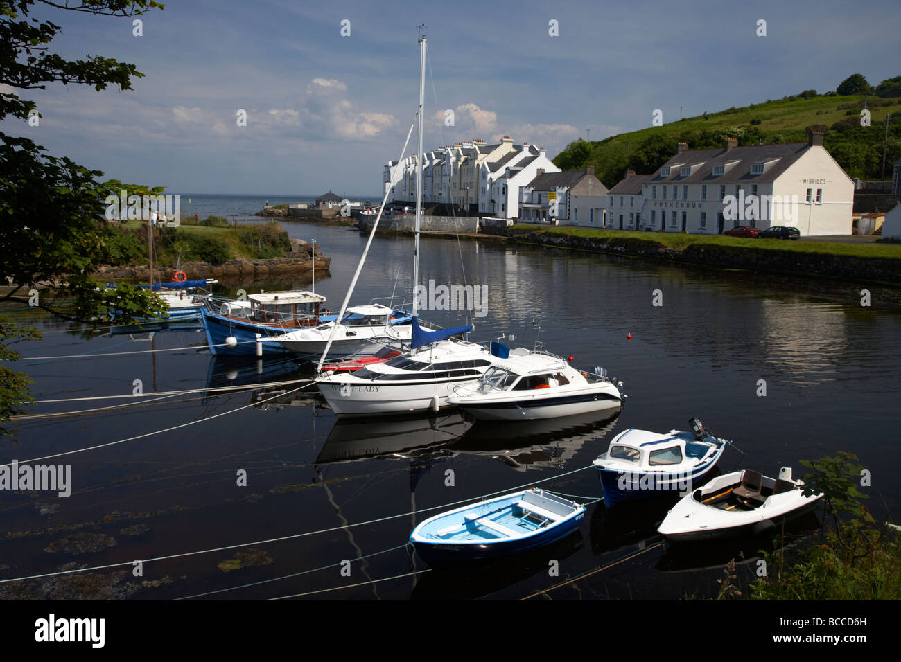 Barche legato fino alla foce del fiume dun cushendun nella contea di Antrim Irlanda del Nord Regno Unito Foto Stock