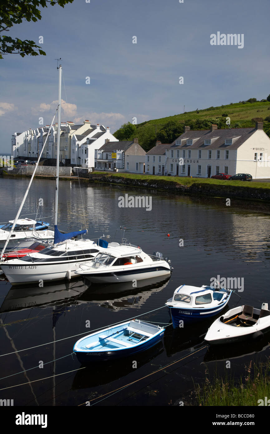 Barche legato fino alla foce del fiume dun cushendun nella contea di Antrim Irlanda del Nord Regno Unito Foto Stock