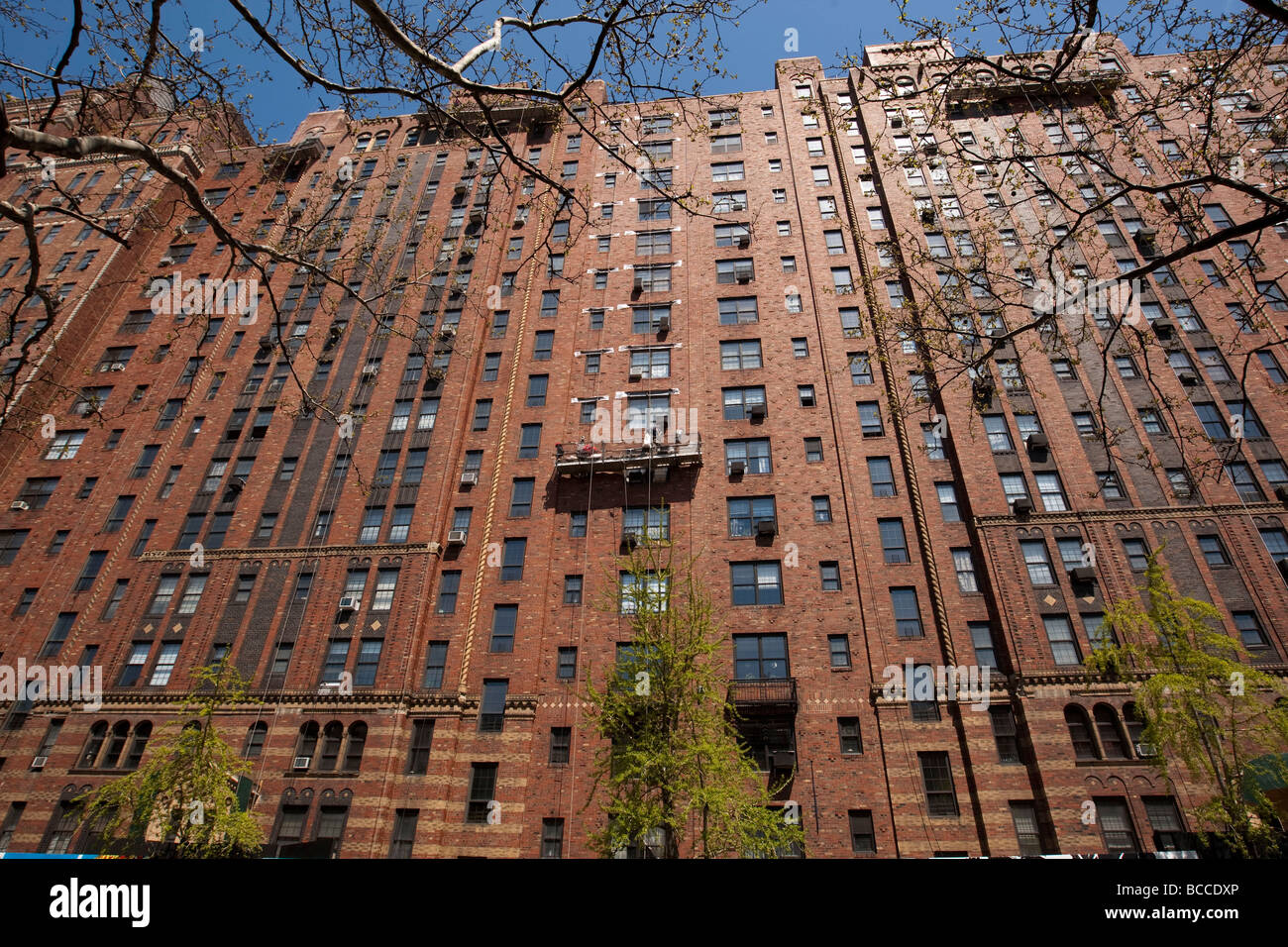 Pulizia finestrino sulla terrazza di Londra Building di New York USA Maggio 2009 Foto Stock