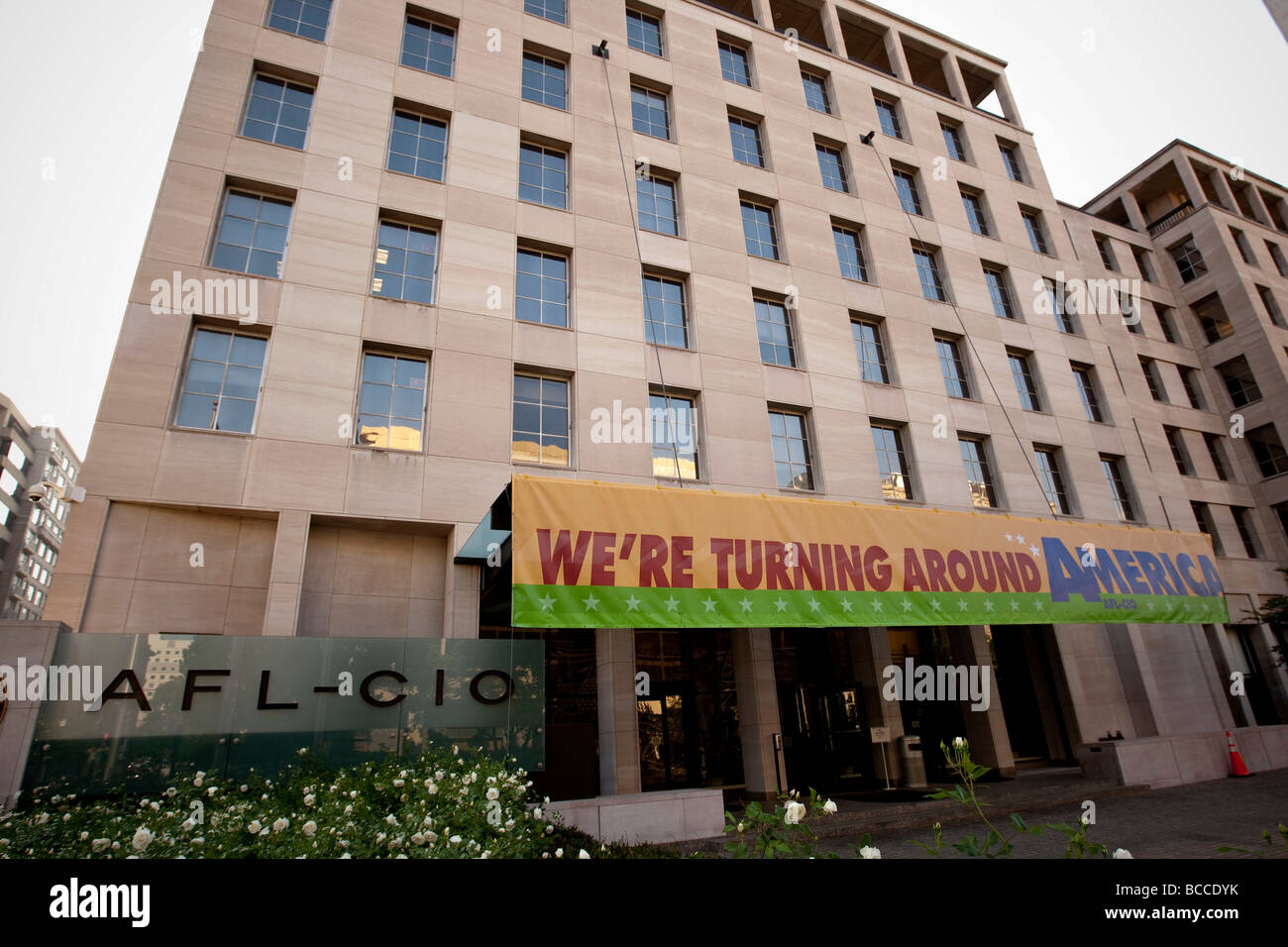 AFL-CIO headquarters building sulla 16th street a Washington DC, USA, 12 maggio 2009, con un banner che recita "Stiamo girando intorno a Foto Stock
