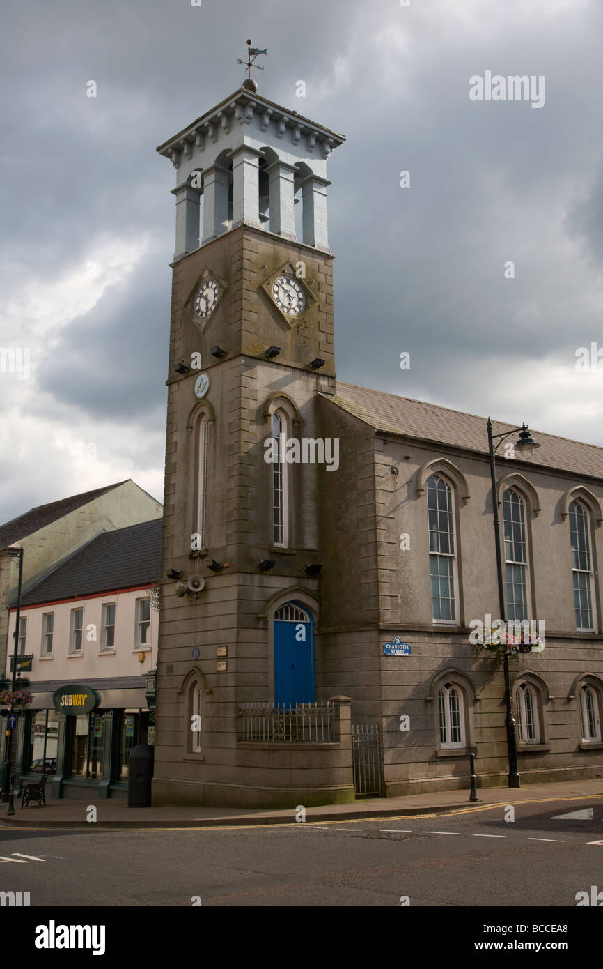 Ballymoney town clock tower e masonic hall nella contea di Antrim Irlanda del Nord Regno Unito Foto Stock