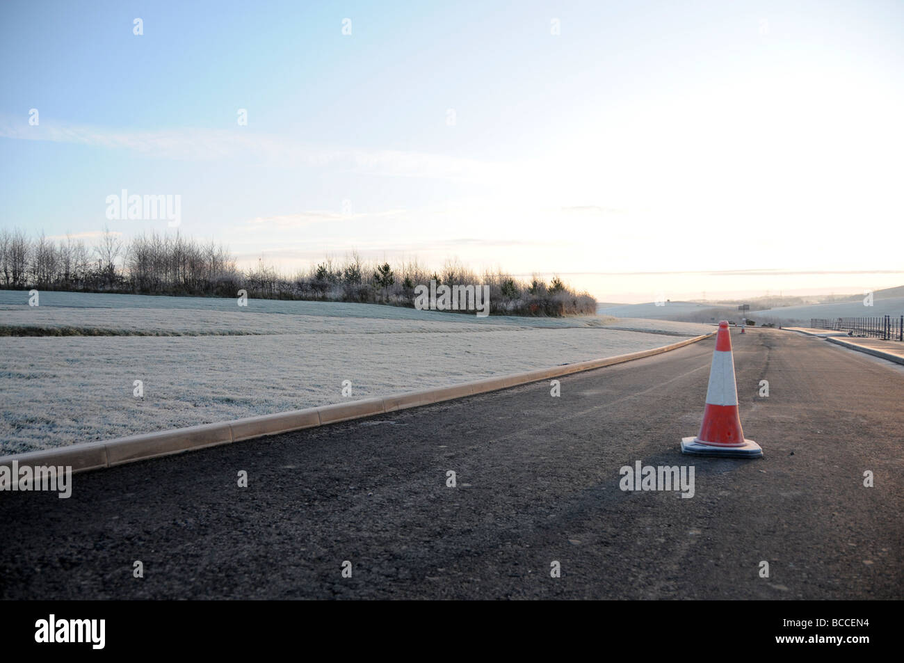 Cono del traffico su strada in inverno, Inghilterra Foto Stock