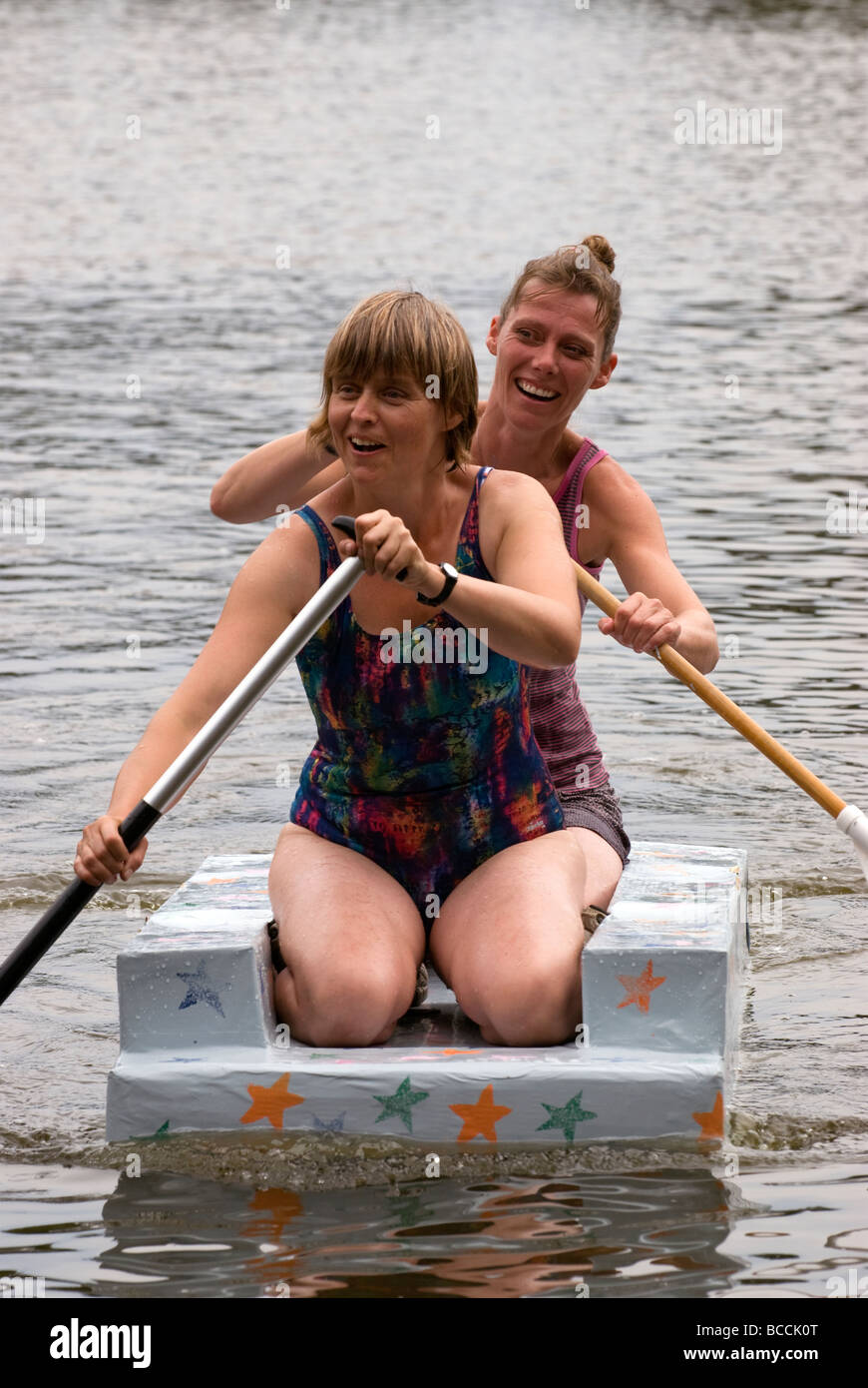 Carta boat race, Elstead fossato, Elstead, Farnham, SURREY REGNO UNITO Foto Stock