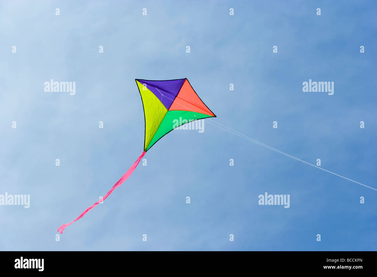 Il kite colorati su un cielo blu Foto Stock
