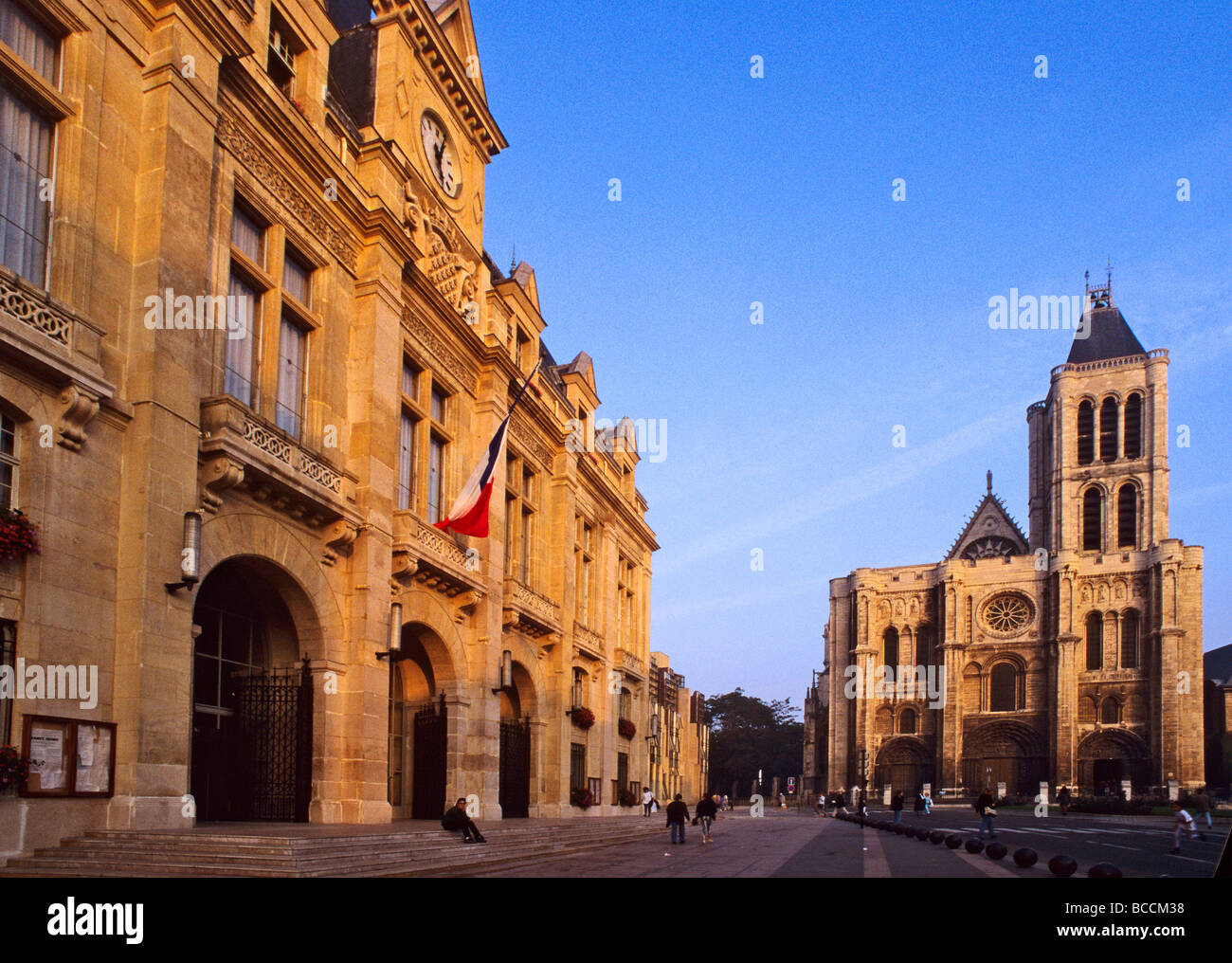 Francia, Seine Saint Denis, Saint Denis, il Municipio e la basilica Foto Stock
