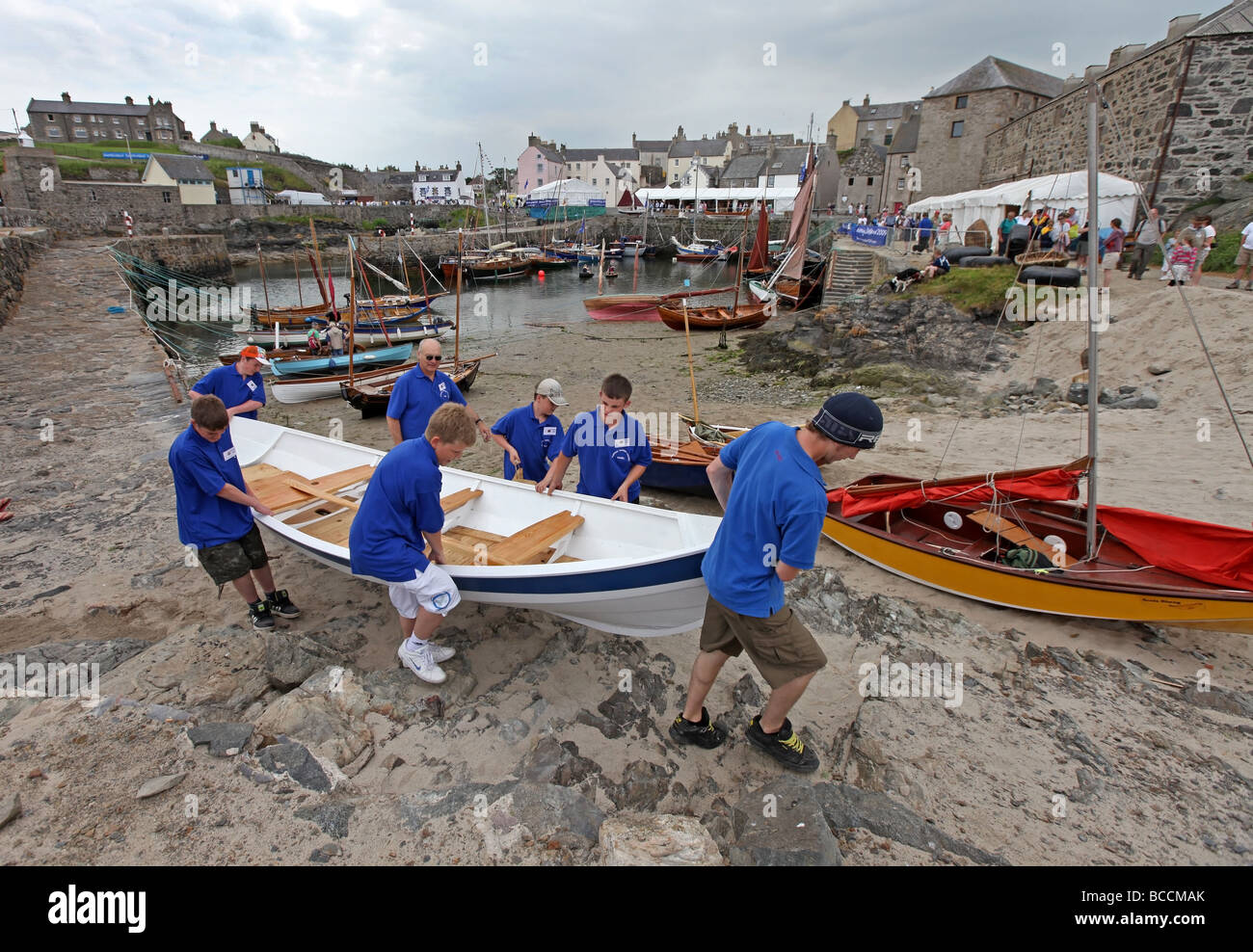 Dinnet Harbour in Aberdeenshire, Scozia, occupato con navi per l'annuale e tradizionale scozzese Boat Festival weekend Foto Stock Dinnet Harbour in Aberdeenshire, Scozia, occupato con navi per l'annuale e tradizionale scozzese Boat Festival weekend Foto Stock