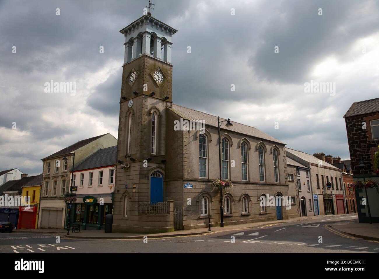 Ballymoney town clock tower e masonic hall nella contea di Antrim Irlanda del Nord Regno Unito Foto Stock