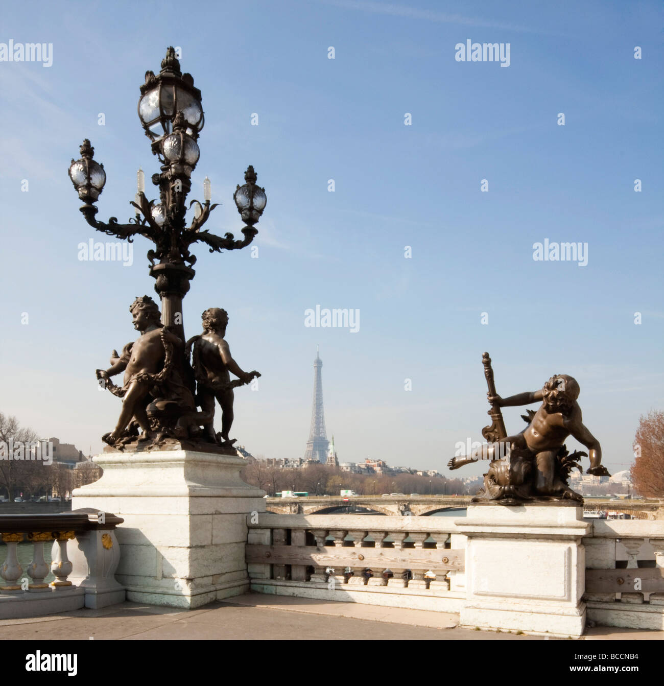 Una vista della Torre Eiffel dal Pont Alexandre III Parigi Francia Europa Foto Stock