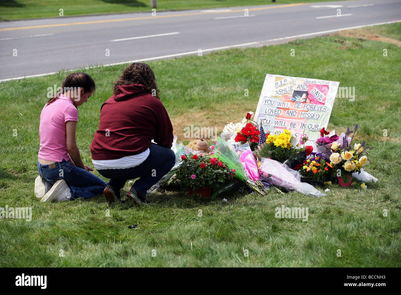 Due ragazze adolescenti grido come essi ricordare due amici uccisi in un incidente di macchina il giorno prima in arancione Connecticut USA 2009 Foto Stock