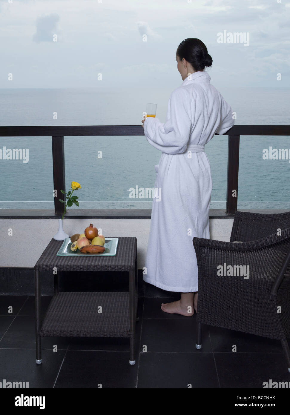 Bella tranquilla e serena la donna nel palace hotel stanza a il balcone che si affaccia sul mare Foto Stock