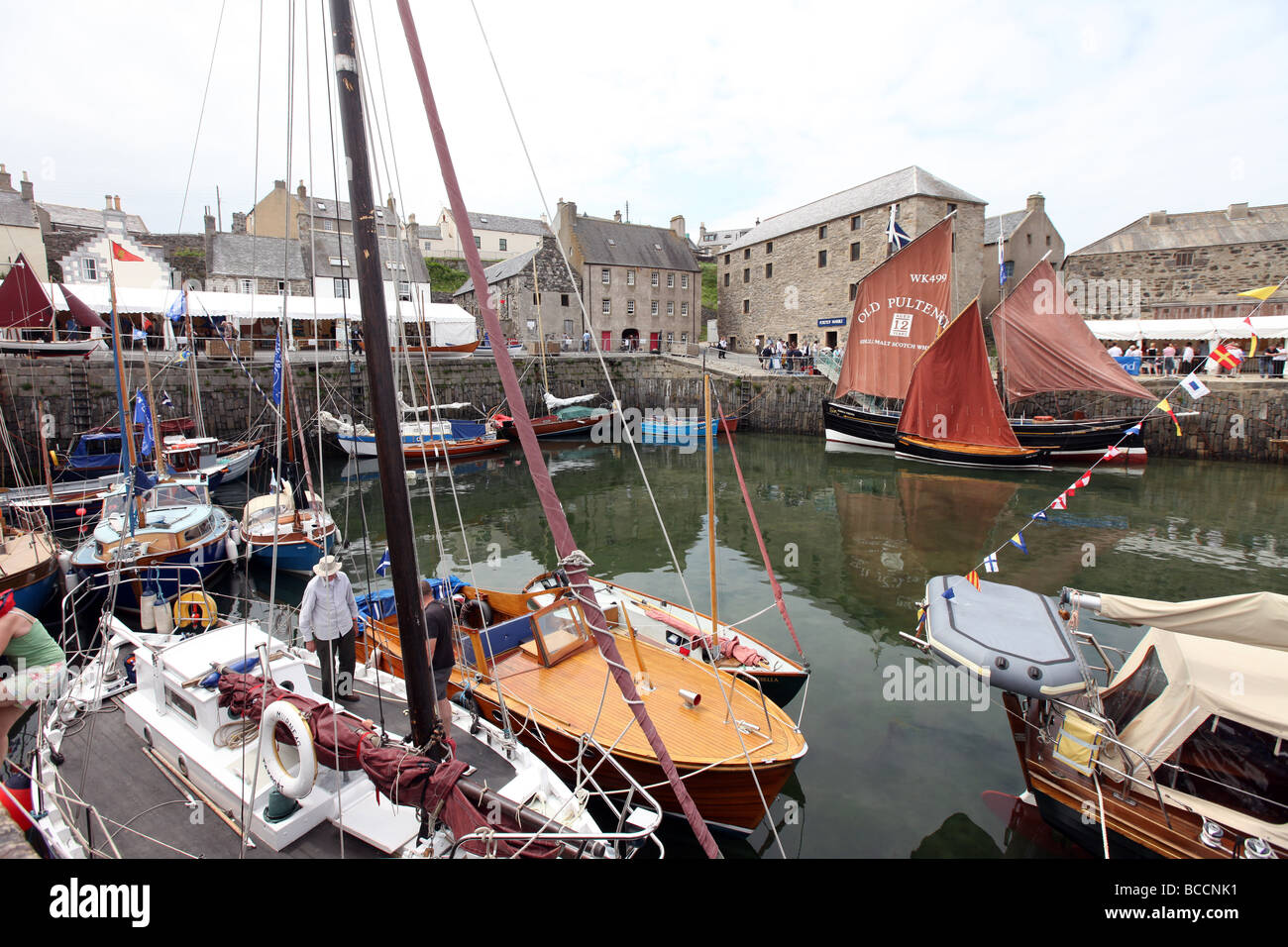 Dinnet Harbour in Aberdeenshire, Scozia, occupato con navi per l'annuale e tradizionale scozzese Boat Festival weekend Foto Stock Dinnet Harbour in Aberdeenshire, Scozia, occupato con navi per l'annuale e tradizionale scozzese Boat Festival weekend Foto Stock