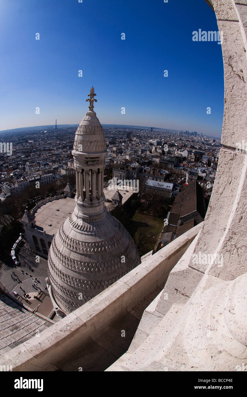 Vista su Parigi tra cui la torre Eiffel e il primo piano di cupole del Sacre Coeur Montmertre Parigi Francia Europa Foto Stock