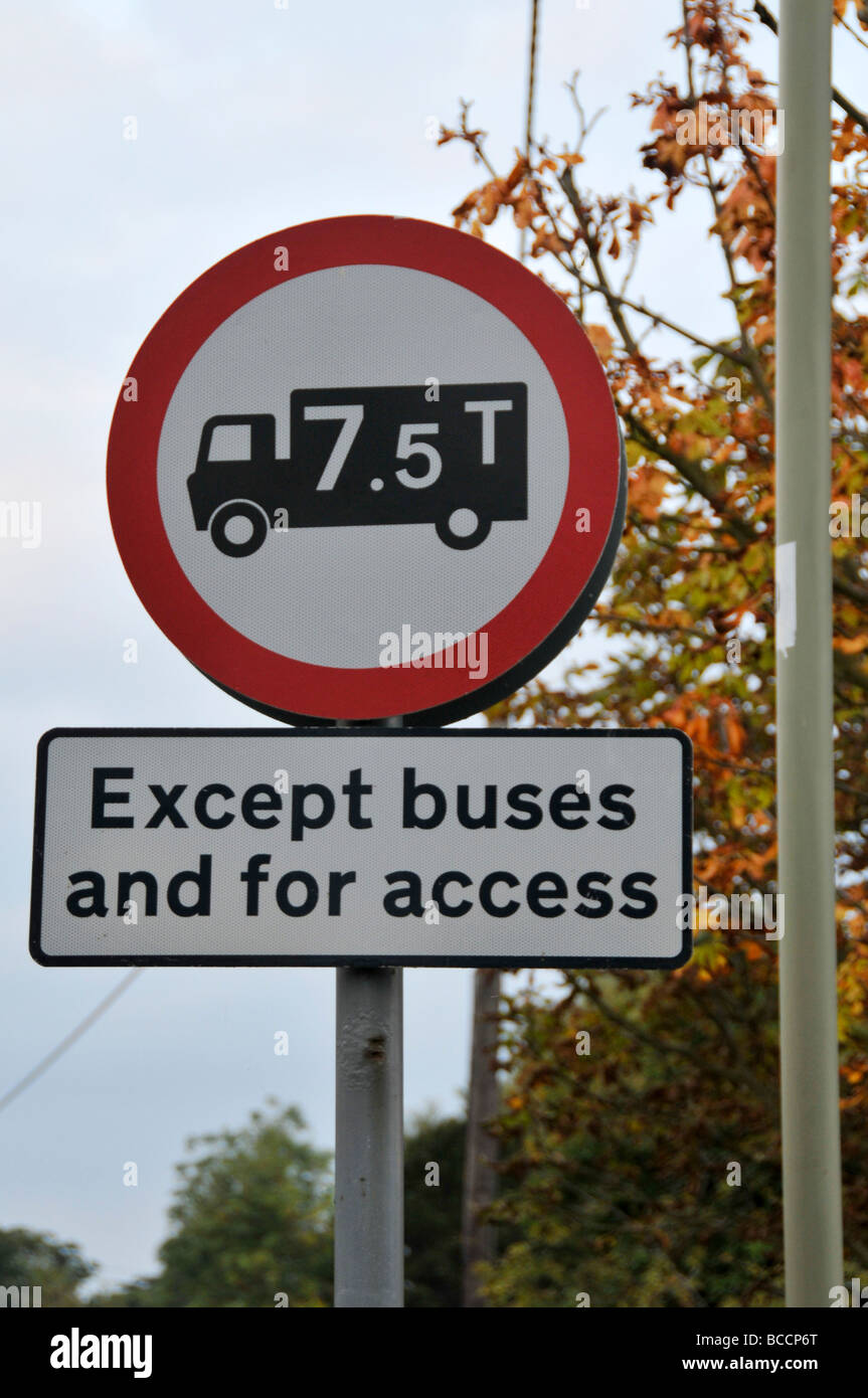 Nessuna voce cartello stradale per autocarri oltre 7 5 tonnellate - fatta eccezione per gli autobus e per l'accesso Foto Stock