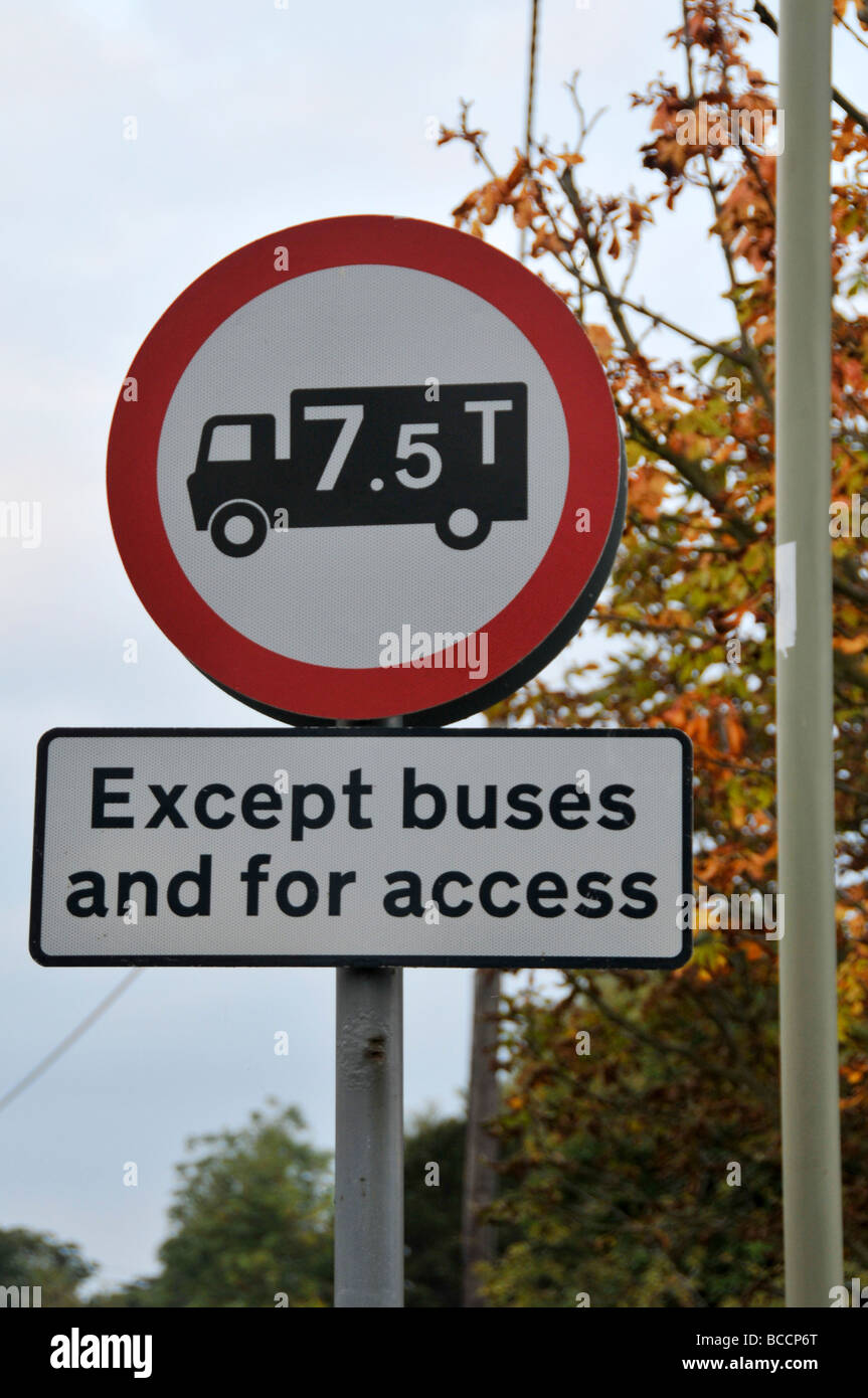 Nessuna voce cartello stradale per autocarri oltre 7 5 tonnellate - fatta eccezione per gli autobus e per l'accesso Foto Stock Nessuna voce cartello stradale per autocarri oltre 7 5 tonnellate - fatta eccezione per gli autobus e per l'accesso Foto Stock