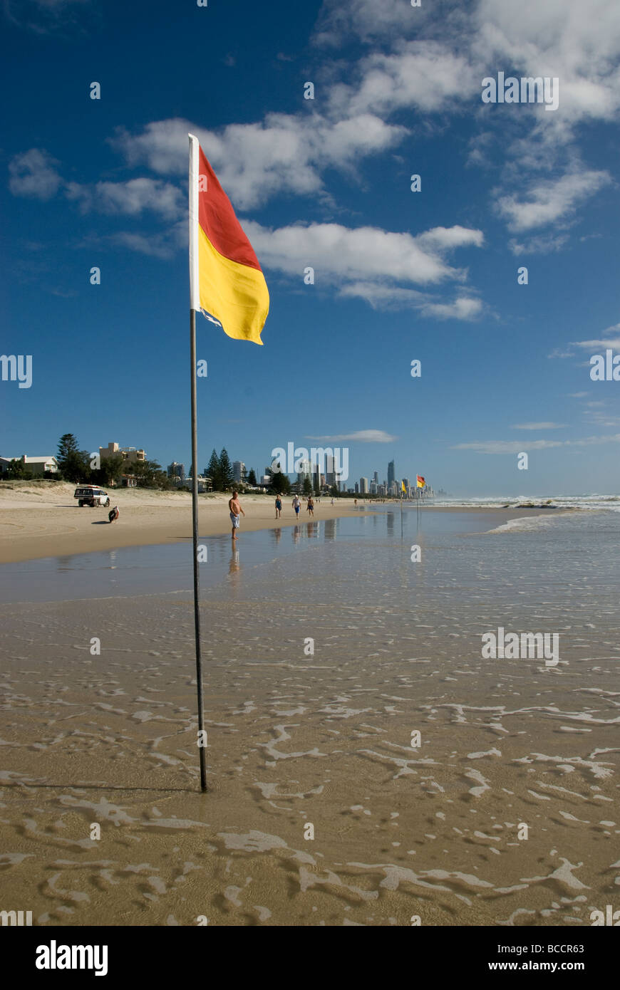 Surf life saving bandiera, spiaggia controllata, Surfers Paradise, Queensland, Australia Foto Stock