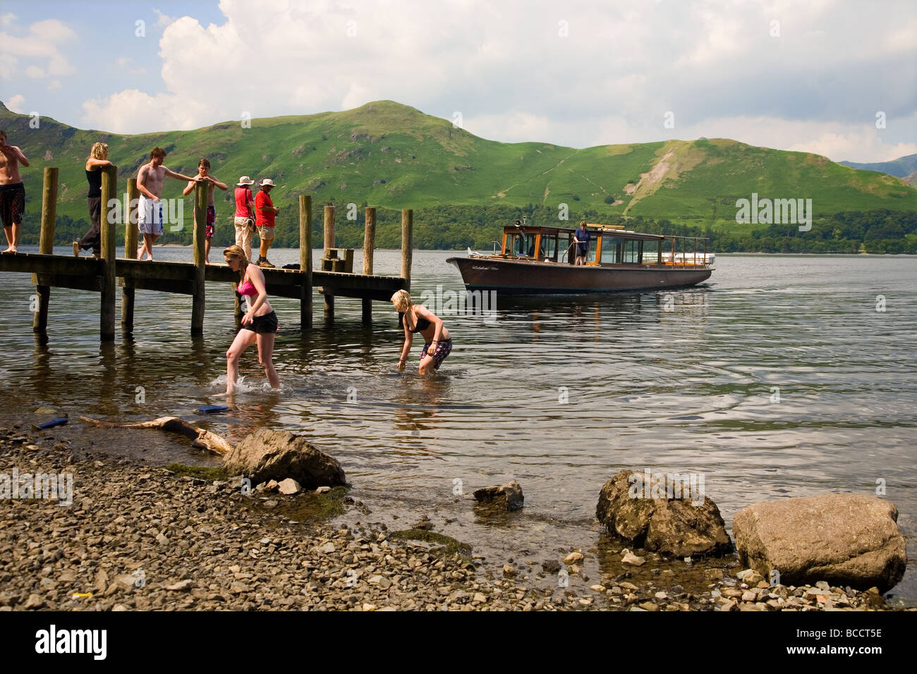 Jetty di Derwent Water nel distretto del lago con Cat campane in background Foto Stock