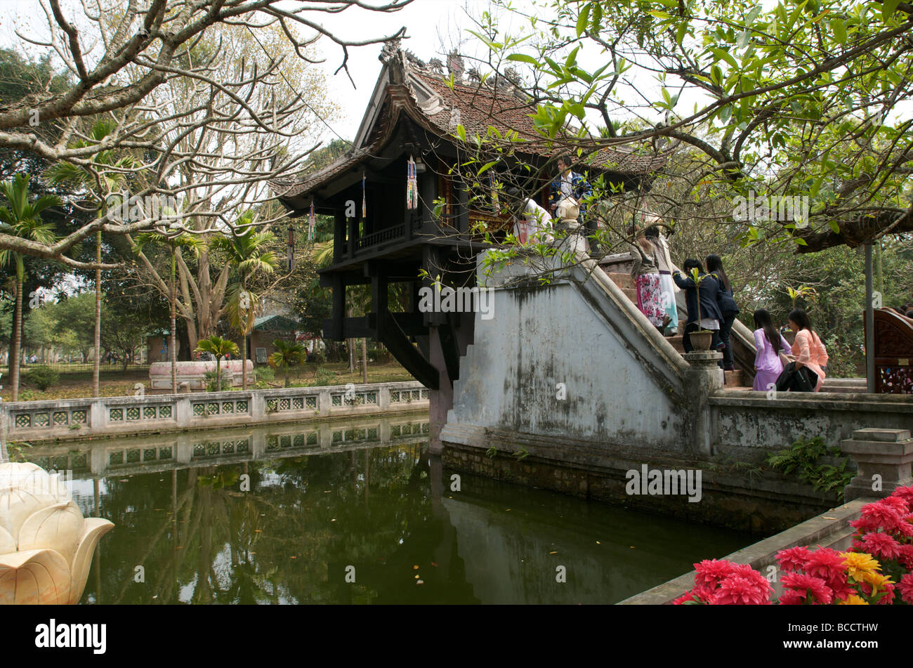 Un gruppo di ragazze vietnamita in costume tradizionale salire le scale di Hanoi la Pagoda su un Pilastro Foto Stock