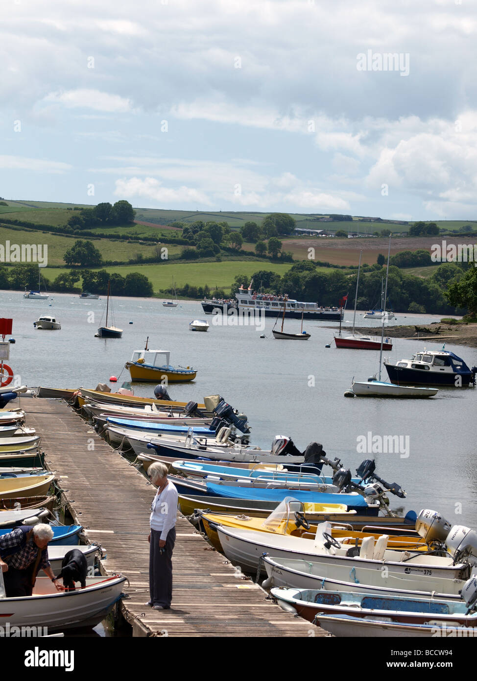 Il Creek e ormeggi,con il fiume Dart barca passando a Stoke Gabriel, Paignton, Devon. Foto Stock