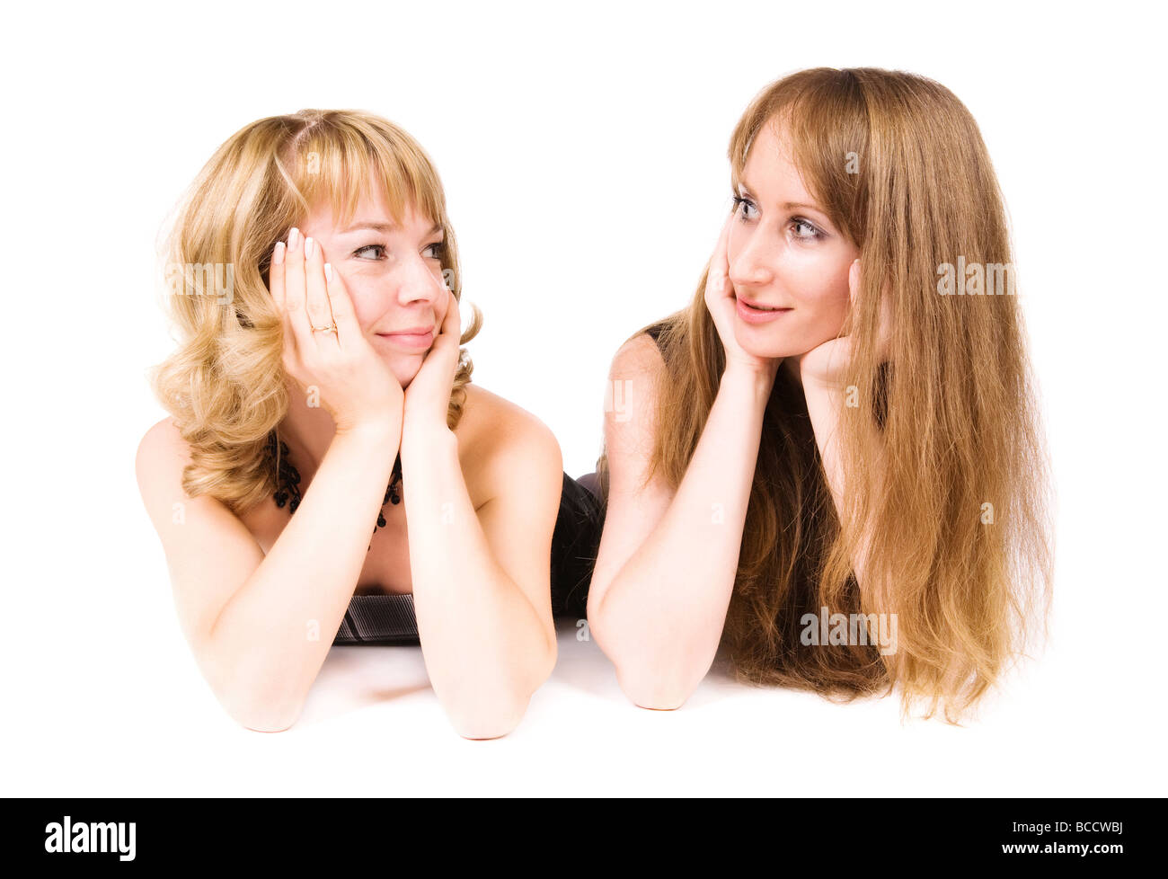 Due donne alla ricerca andare ogni altro isolato su bianco Foto Stock