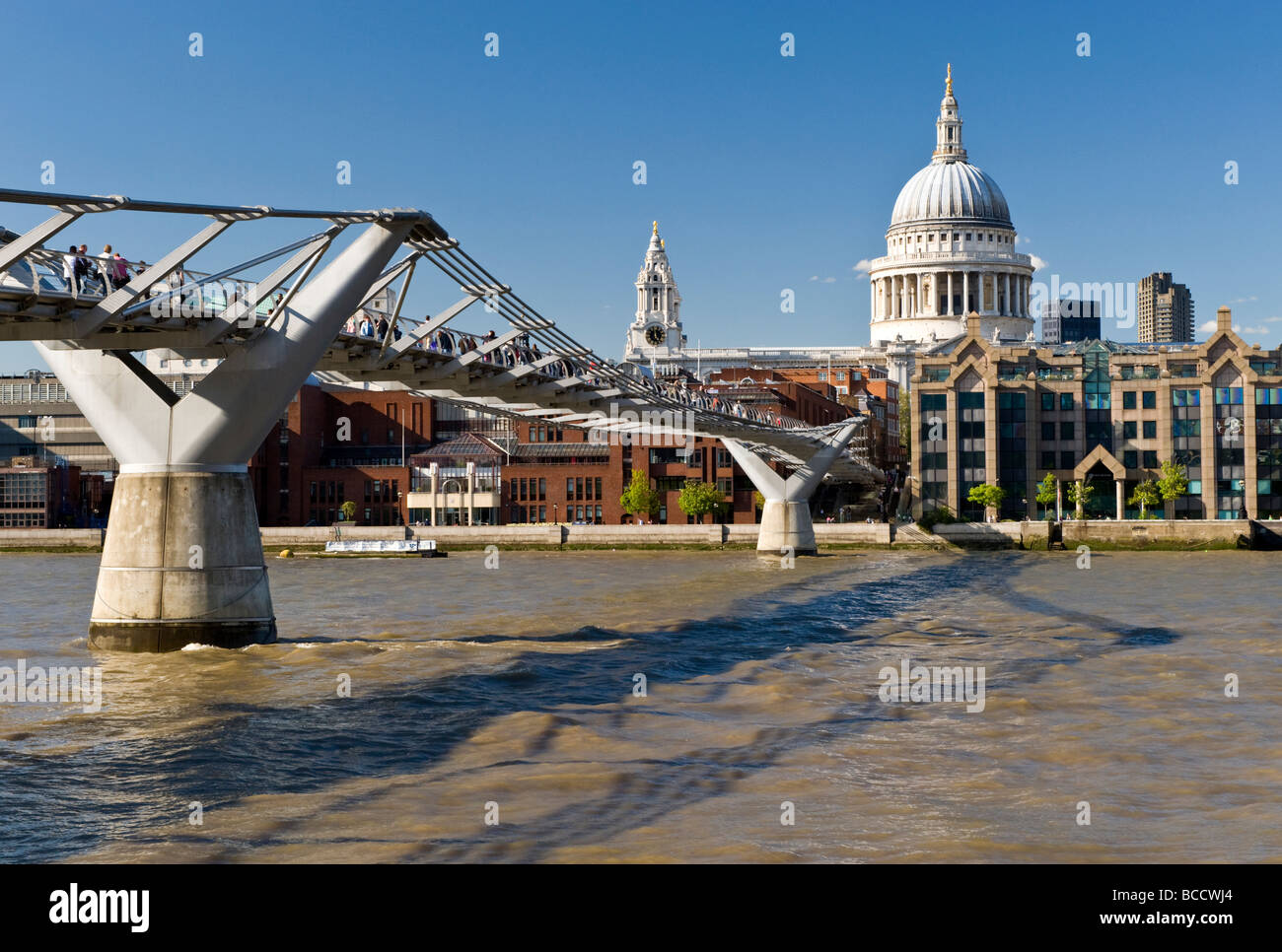 La Cattedrale di St Paul, il Milennium Bridge & River Thames, London, England, Regno Unito Foto Stock