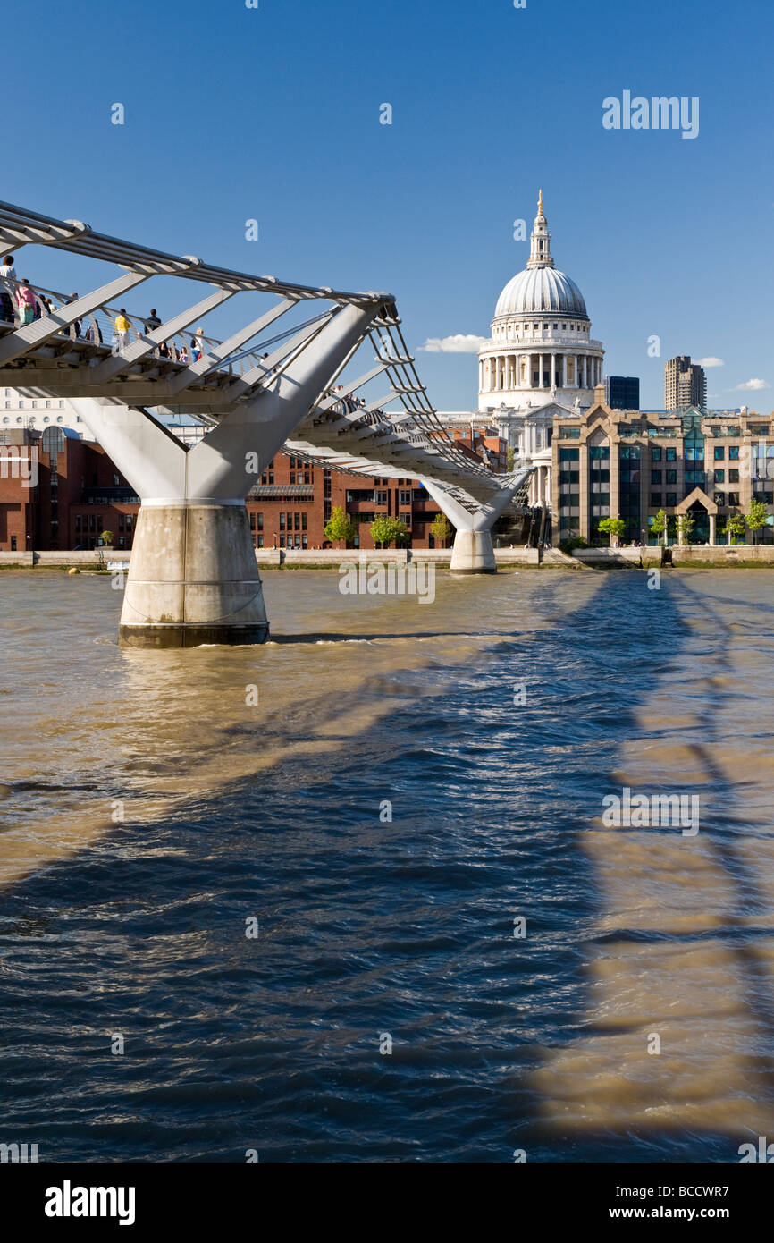 La Cattedrale di St Paul, il Milennium Bridge & River Thames, London, England, Regno Unito Foto Stock