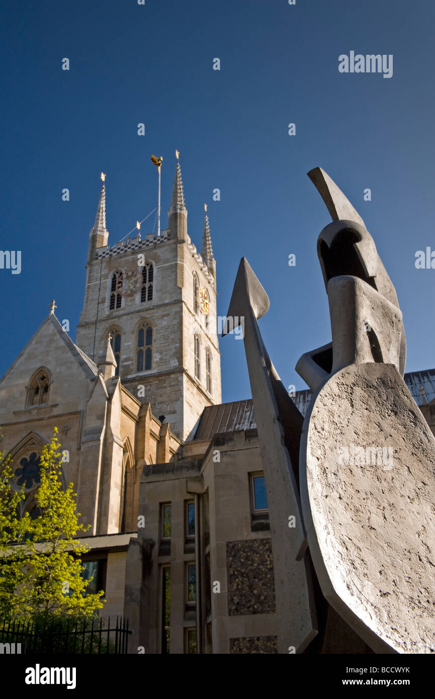 Statua di Alan Collins all ombra della Cattedrale di Southwark, South Bank di Londra, England, Regno Unito Foto Stock