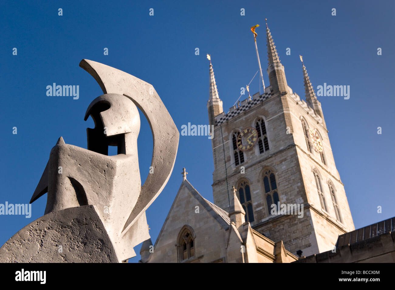 Statua di Alan Collins all ombra della Cattedrale di Southwark, South Bank di Londra, England, Regno Unito Foto Stock