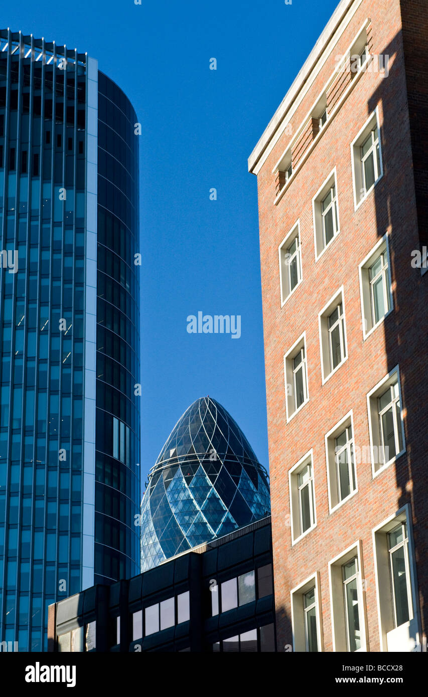 Il Gherkin o la Swiss Re Building, tra Londra Ufficio blocchi, City of London, England, Regno Unito Foto Stock