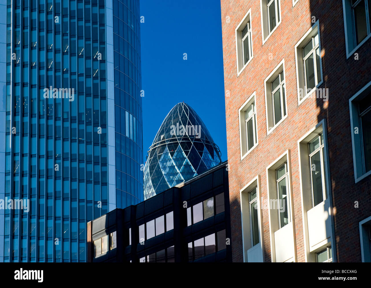 Il Gherkin o la Swiss Re Building, tra Londra Ufficio blocchi, City of London, England, Regno Unito Foto Stock