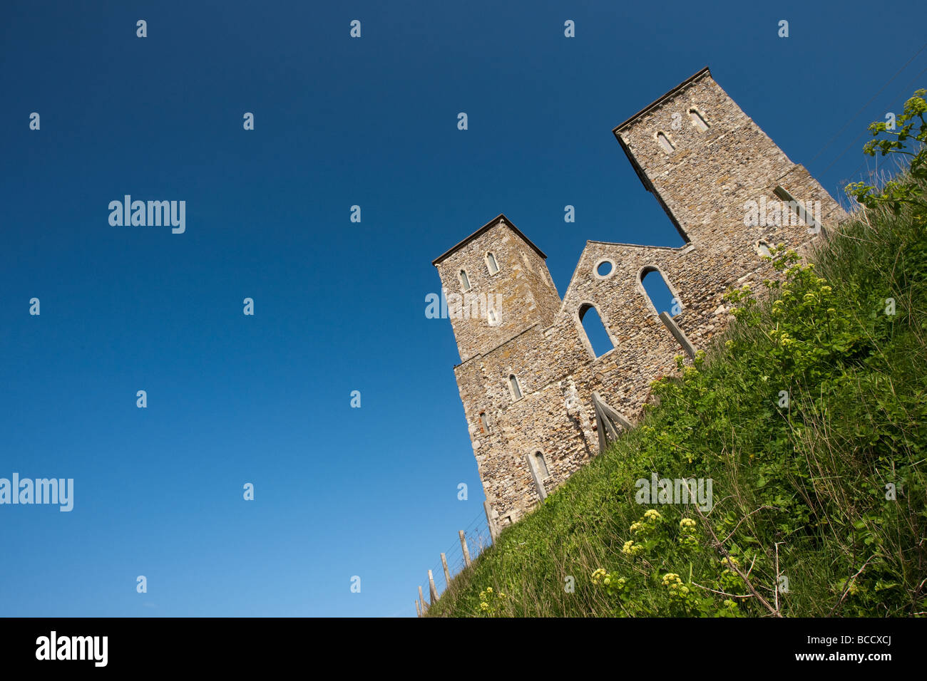 Reculver Castle Towers e Roman Fort nel sud-est Kent. Foto Stock