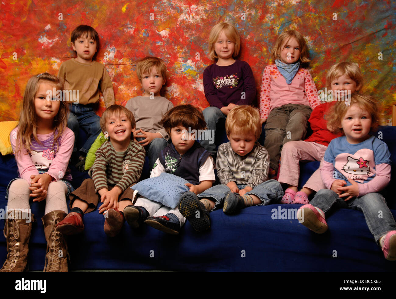 Foto di gruppo in una scuola materna Foto Stock