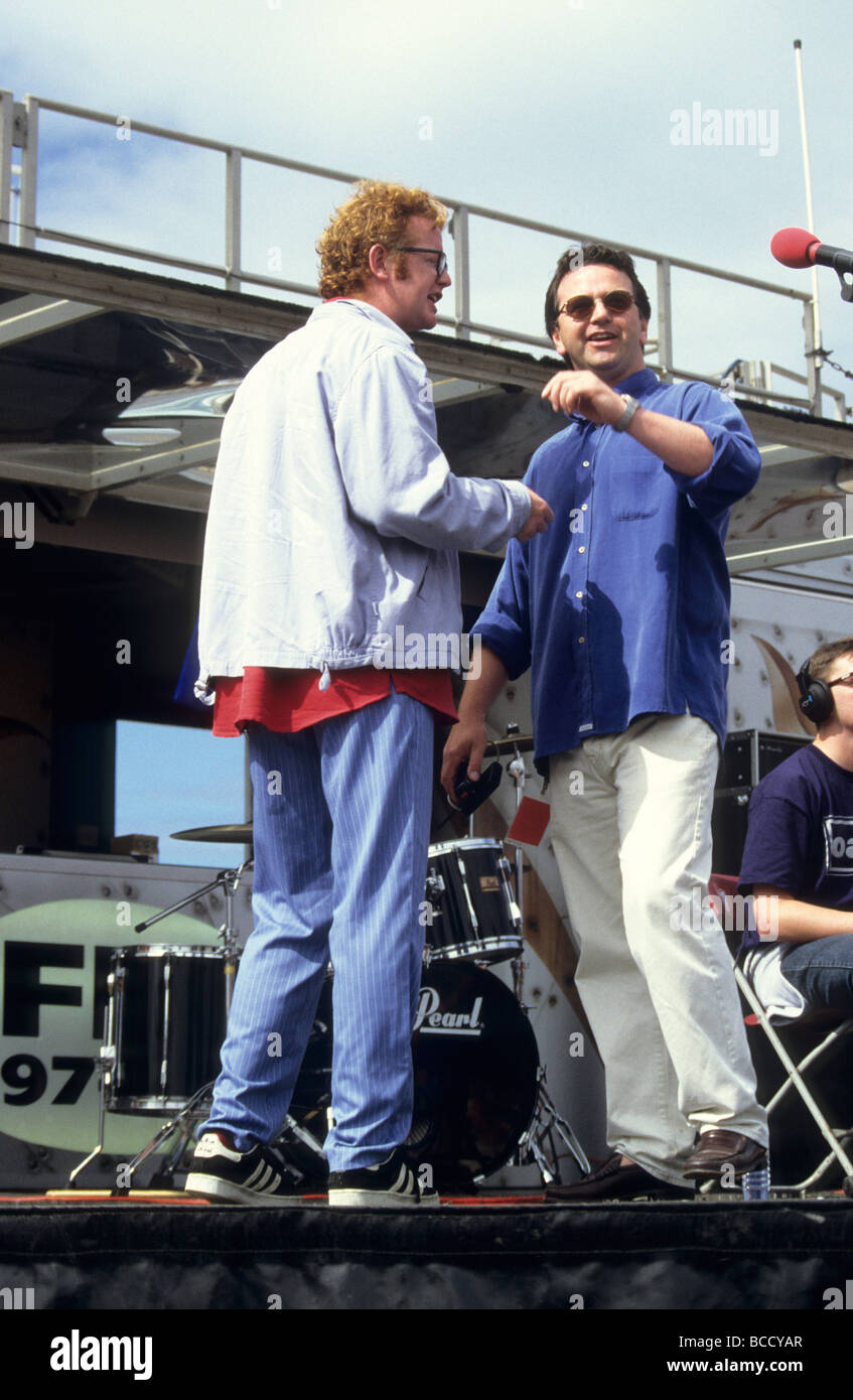 BBC Radio 1 un Roadshow. Newquay. 20 agosto 1996. Chris Evans sul palco intervistando. Indossare Ted Baker John Revell Foto Stock