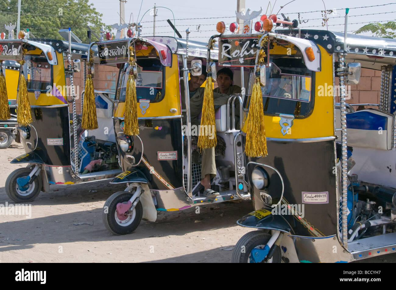 Trasporto indiano, Tuk Tuks,trattori, Mountain Jeep, Rajasthan in India Foto Stock