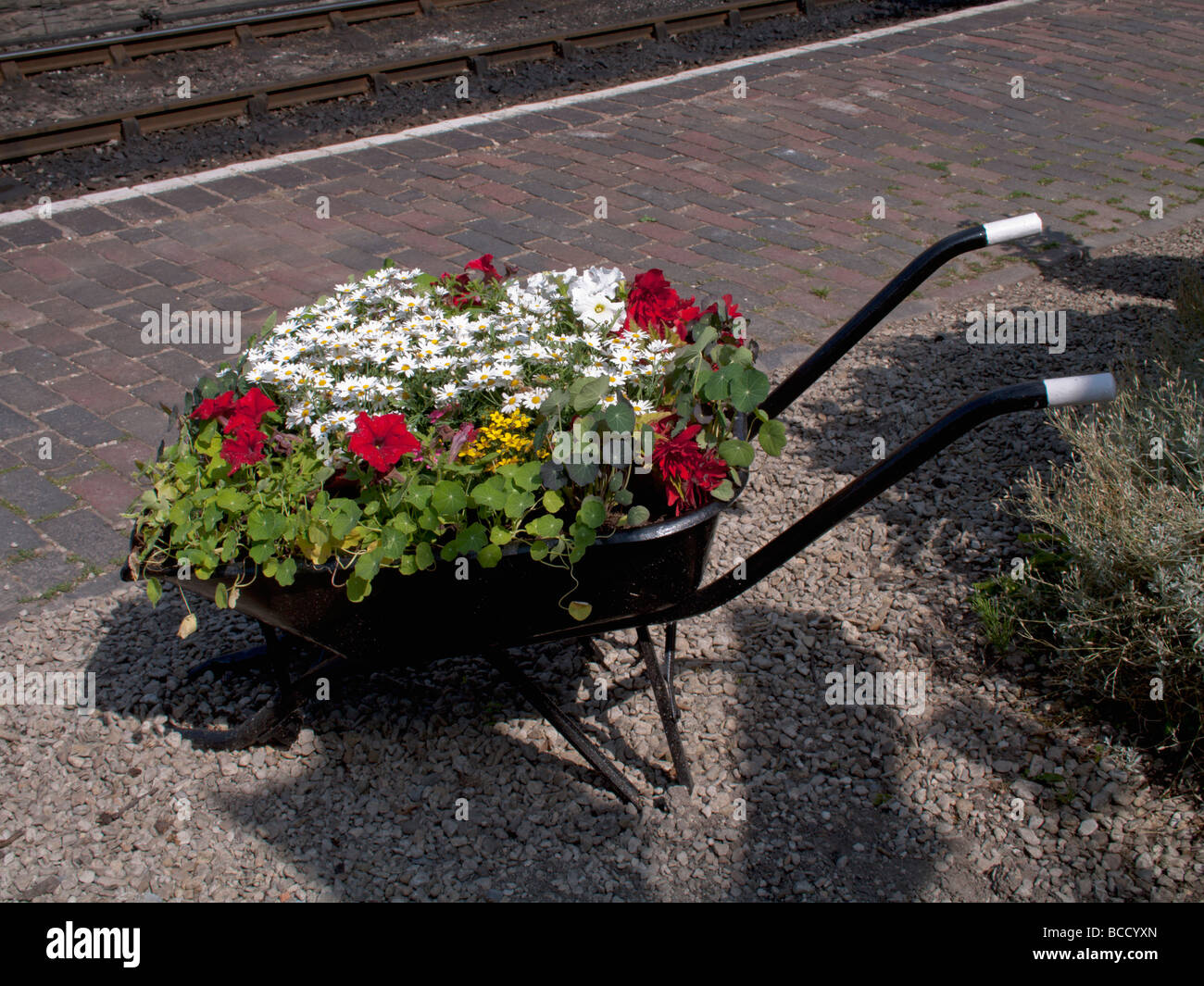 Carriola piena di fiori a arley stazione sul Severn Valley Railway Foto Stock