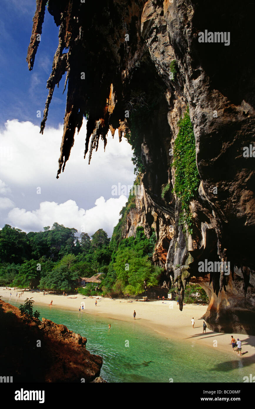 Chiare acque tropicali LIMSTONE scogliere come visto da dentro una grotta nel beach resort di Krabi Thailandia Foto Stock