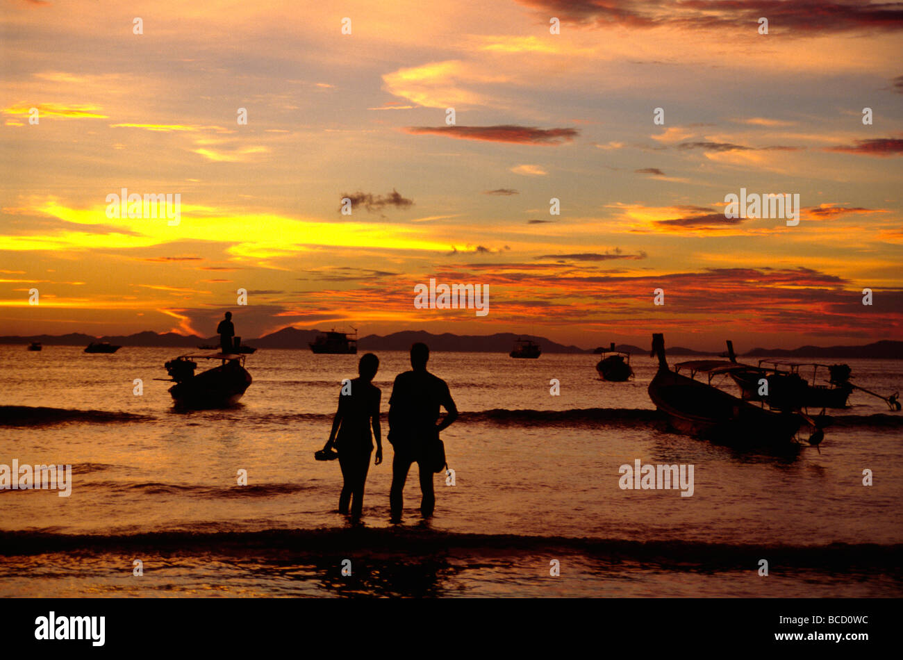 Un tramonto sagome un paio a Krabi spiaggia sul Mare delle Andamane nel sud della Thailandia Foto Stock