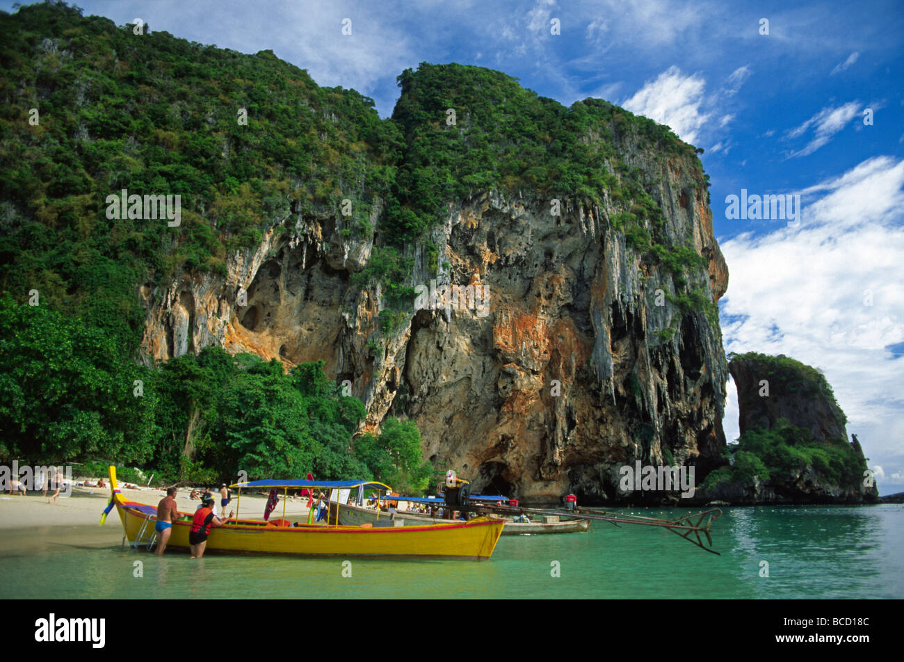 Barche di linea della spiaggia e sono il solo modo nel beach resort di Krabi che è situato su una penisola della Thailandia Foto Stock