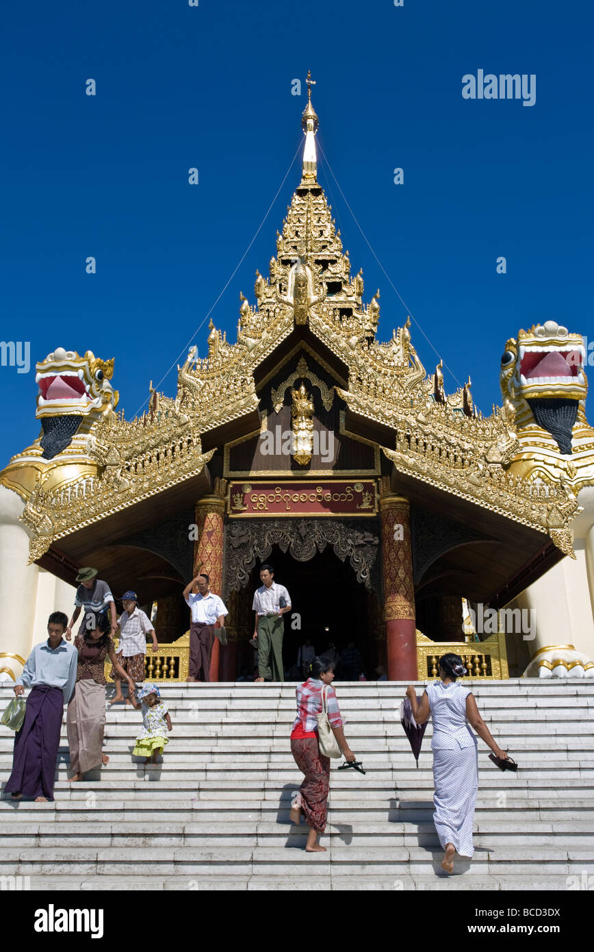Shwedagon Paya ingresso sud con due statue chinthe (mezza lion,metà drago) Yangon. Myanmar Foto Stock