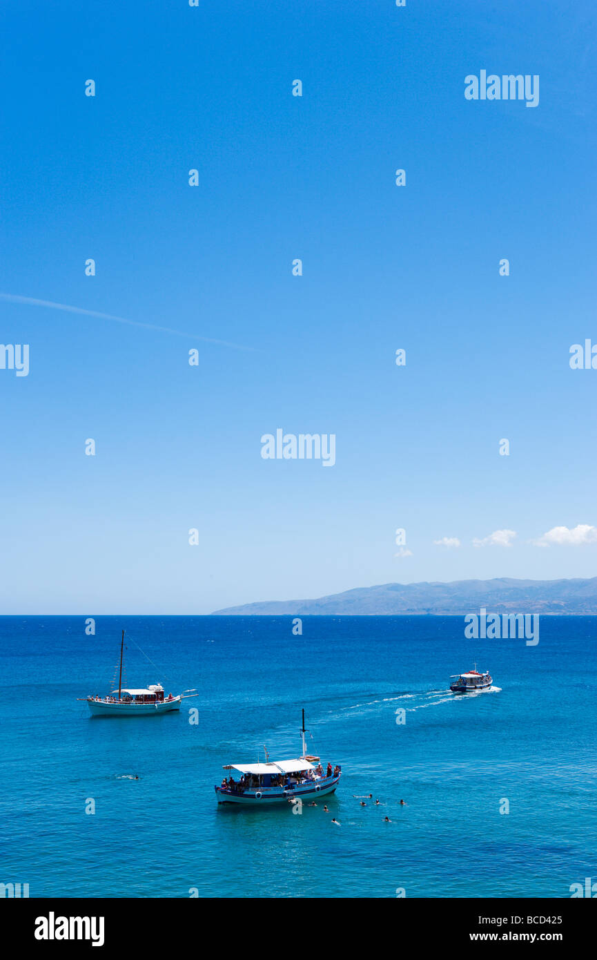 Escursione barche ormeggiato a una spiaggia appena fuori Hersonissos, costa nord di Creta, Grecia Foto Stock