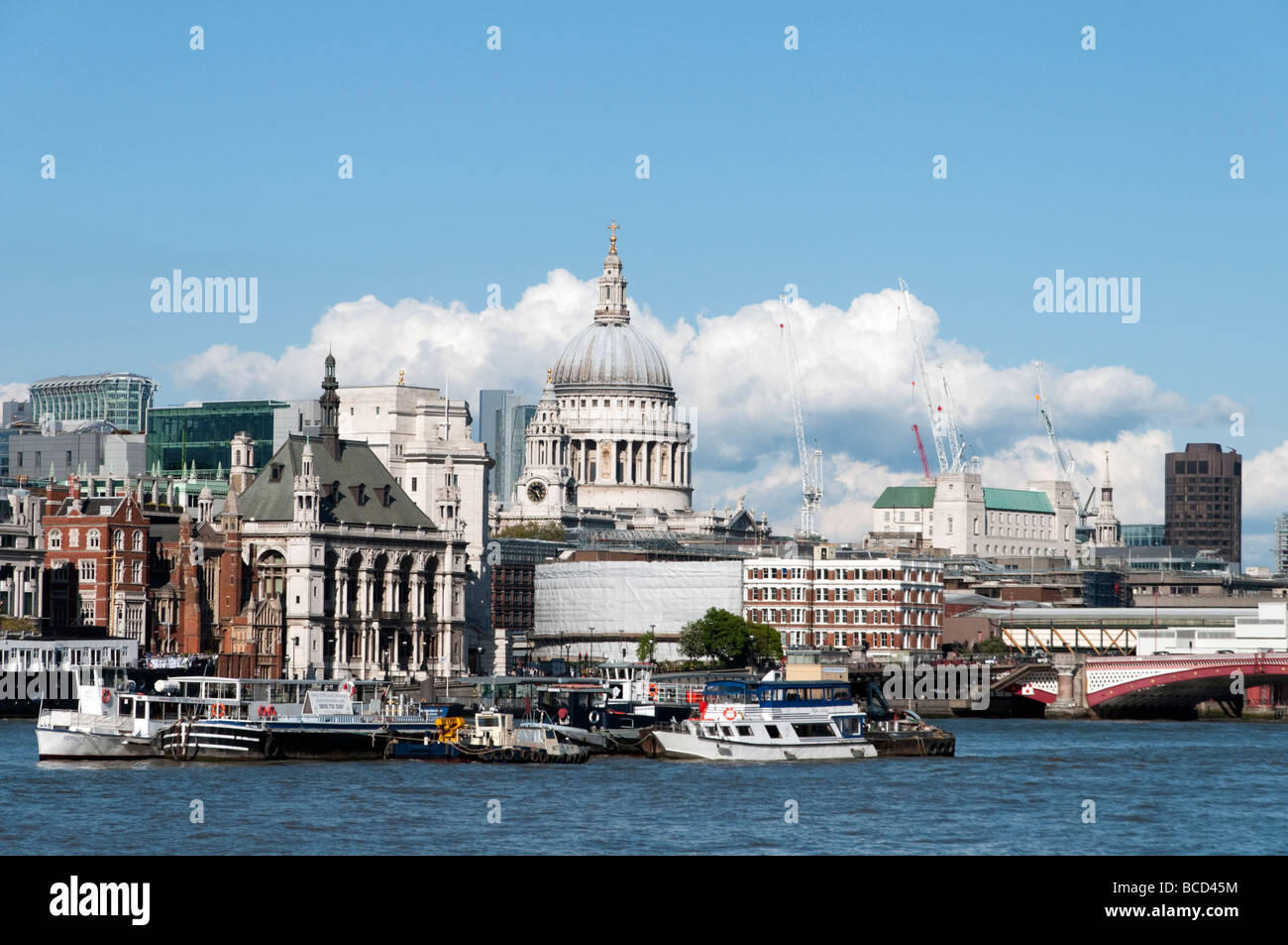 La Cattedrale di St Paul e la città di Londra Inghilterra REGNO UNITO Foto Stock