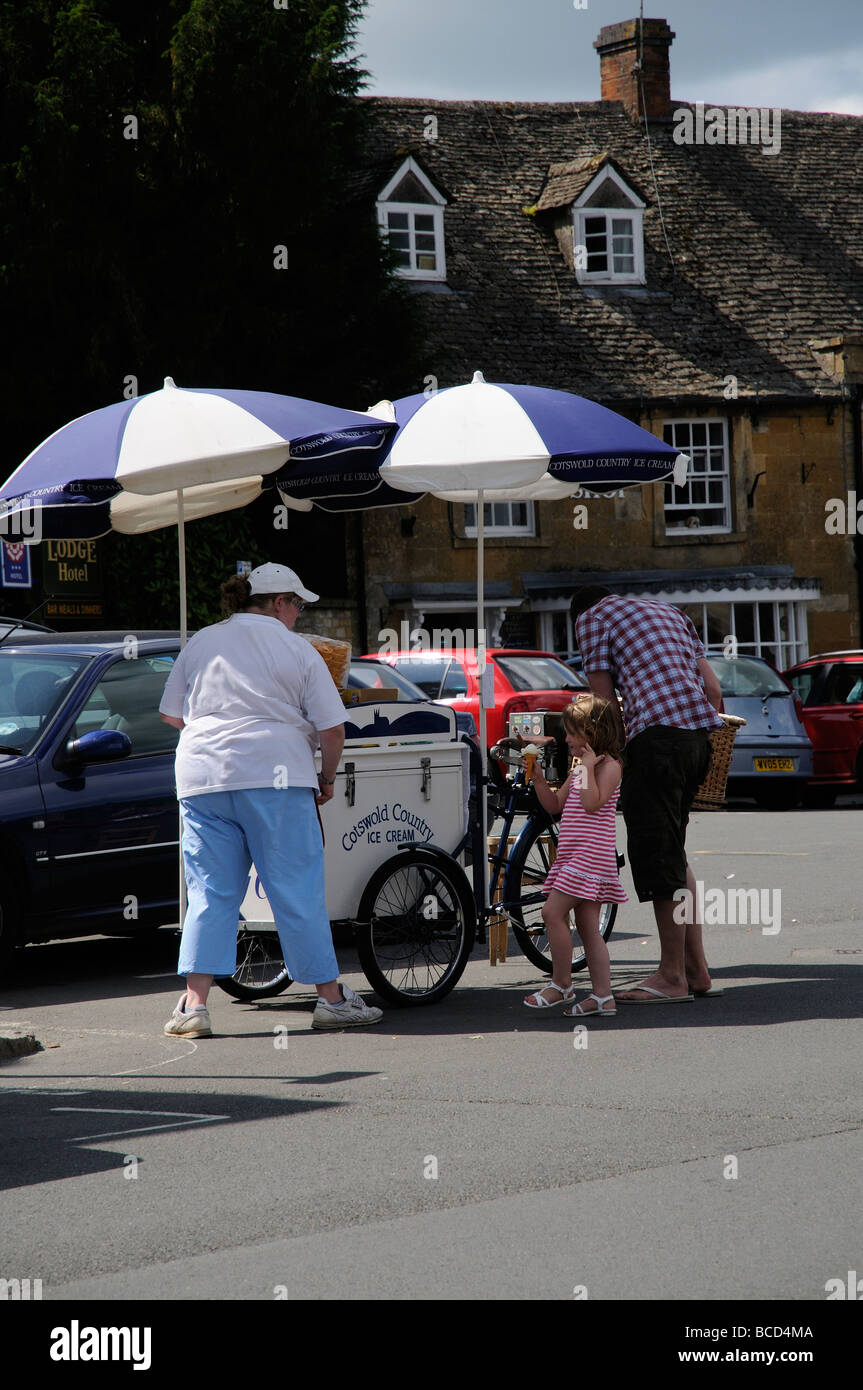 Ice Cream venditore nella città mercato di Stow on the Wold in Cotswolds Gloucestershire England Regno Unito Foto Stock