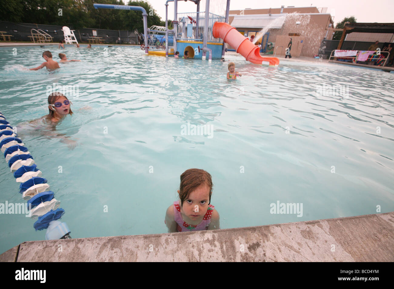 I bambini di nuoto in piscina Foto Stock