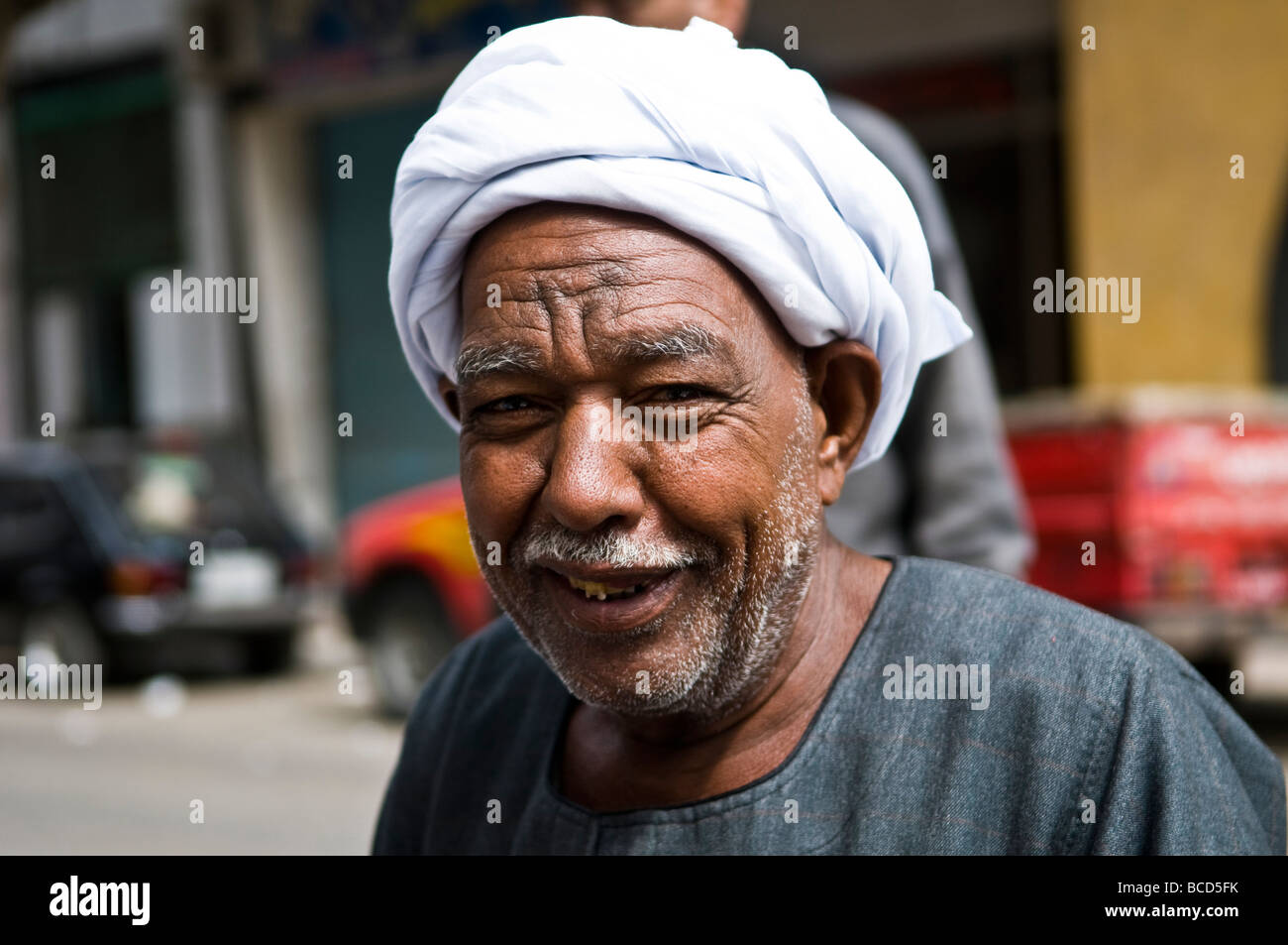 Ritratto di un uomo egiziano nel mercato strette strade del Cairo Foto Stock