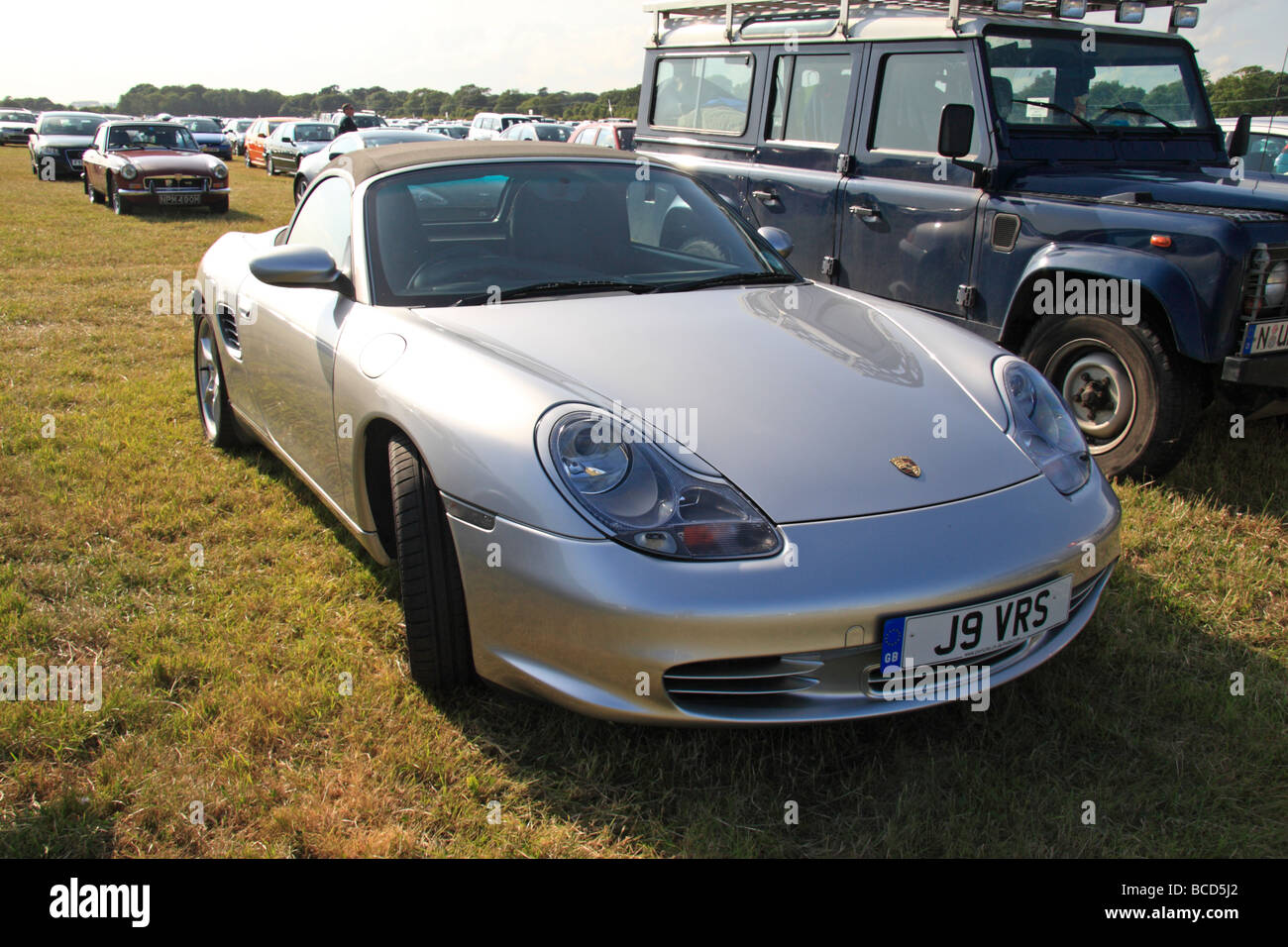 Un argento due seat Porsche Boxster S soft top parcheggiate nel parcheggio pubblico al Festival di Goodwood di velocità, luglio 2009. Foto Stock