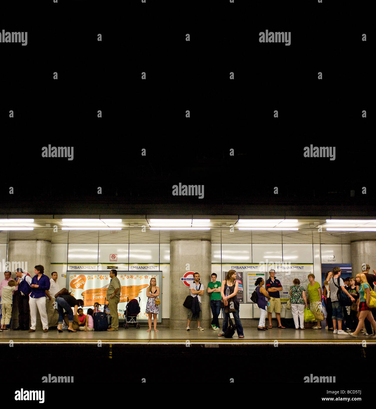 Pendolari in attesa sulla piattaforma di una stazione della metropolitana di Londra. Foto di Gordon Scammell Foto Stock