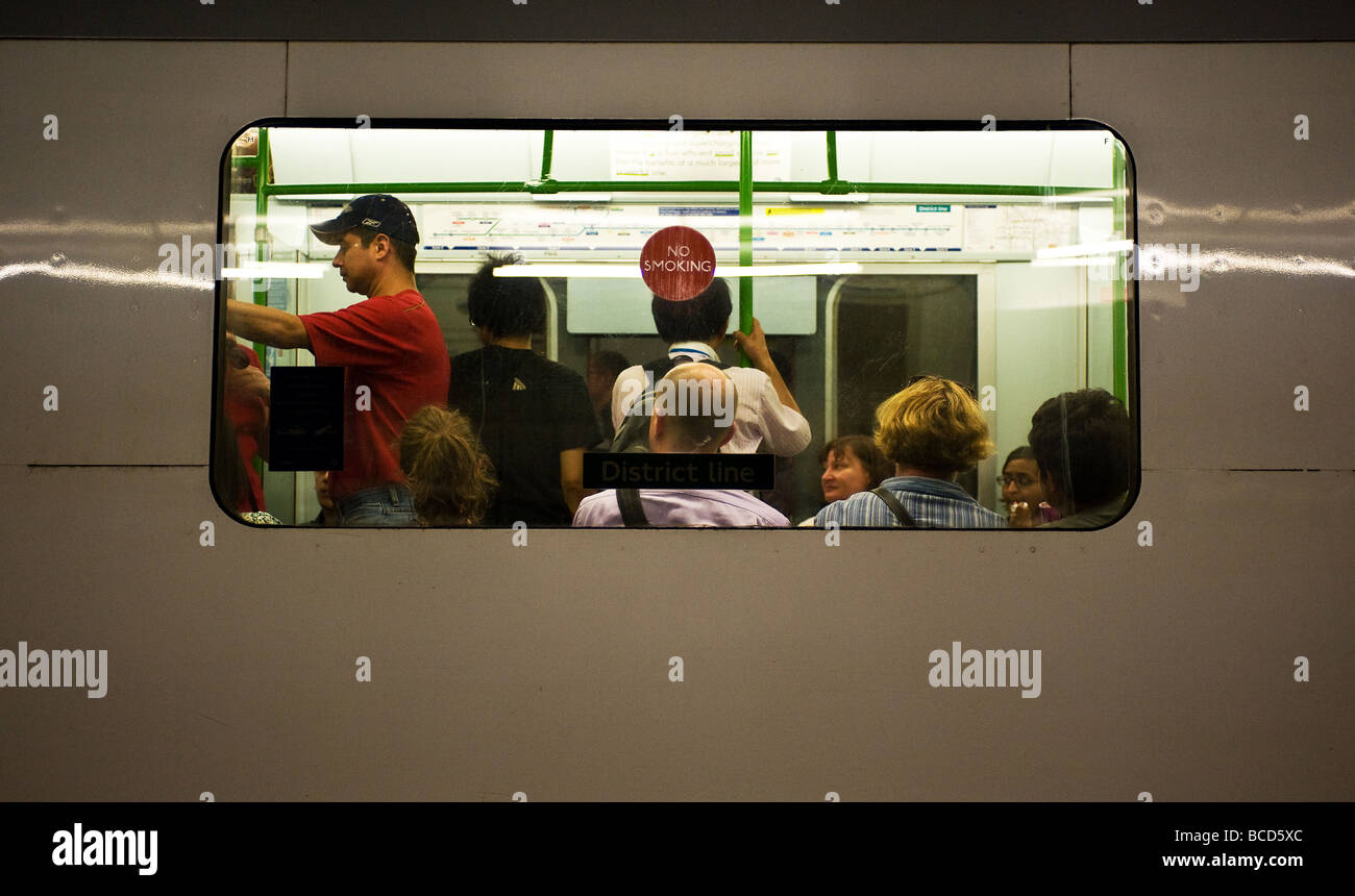 La gente si vede attraverso la finestra di un tubo il treno a Londra. Foto Stock