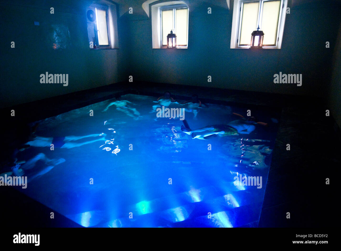 Piscina cromoterapia Pré Saint Didier Spa Aosta Italia Foto Stock